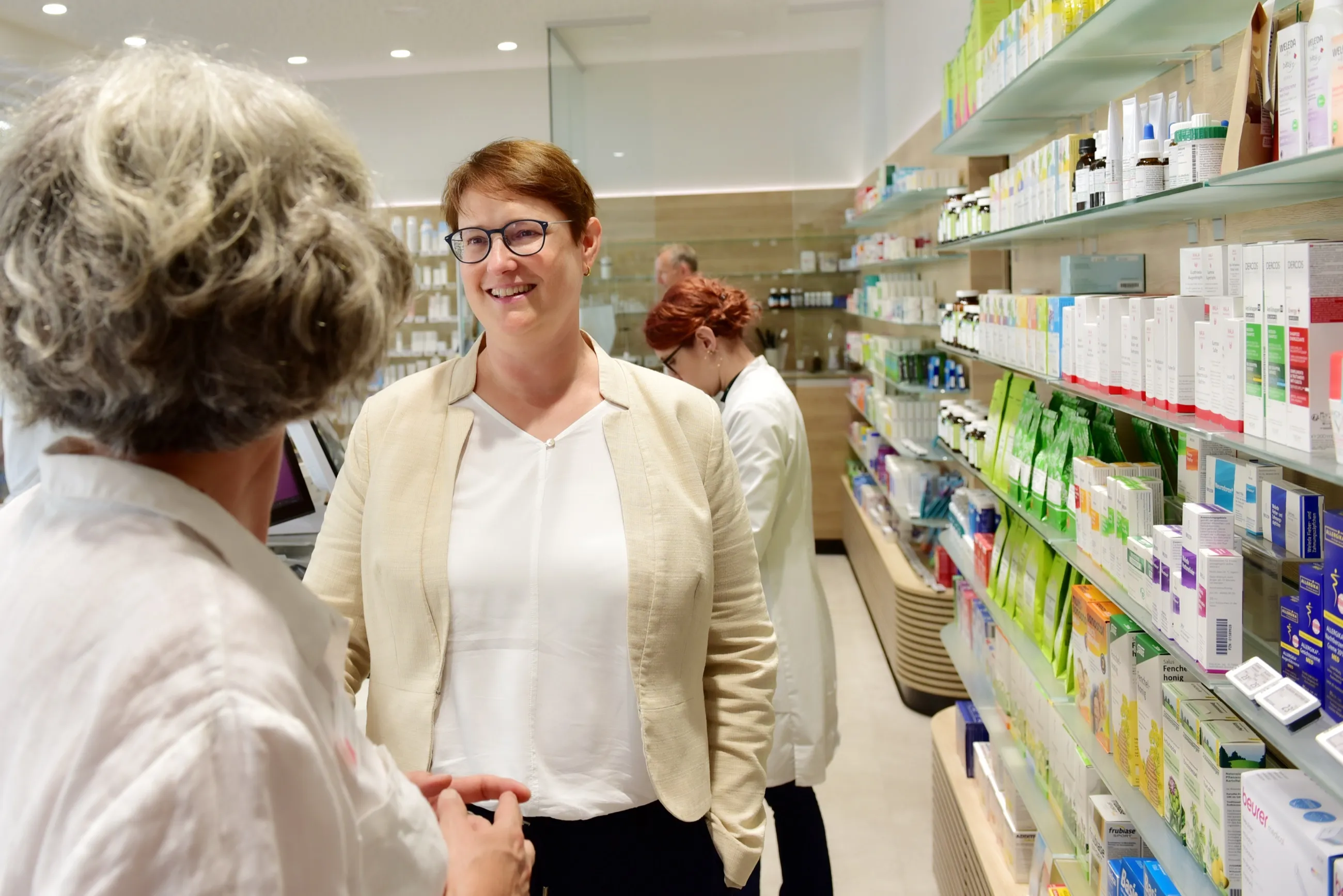 Dr. Ute Heeger im Gespräch mit einer Apothekerin in der Frankfurter Apotheke