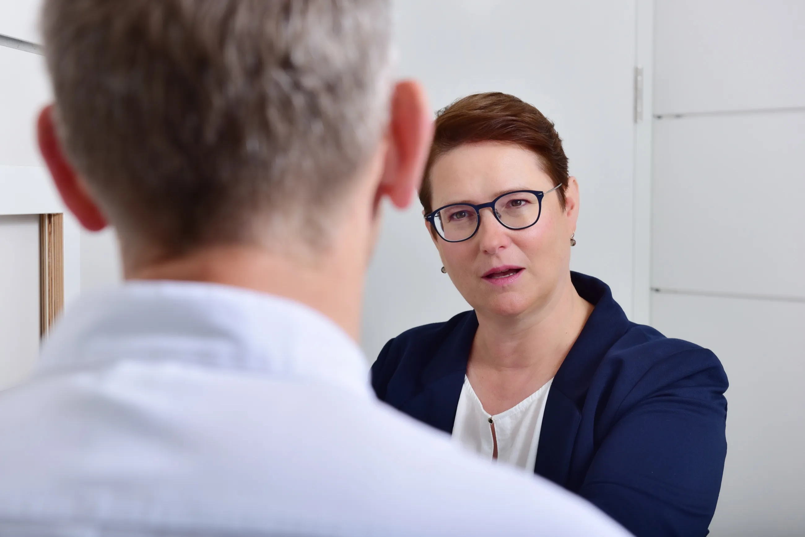 Dr. Ute Heeger im Gespräch, aufmerksam zuhörend