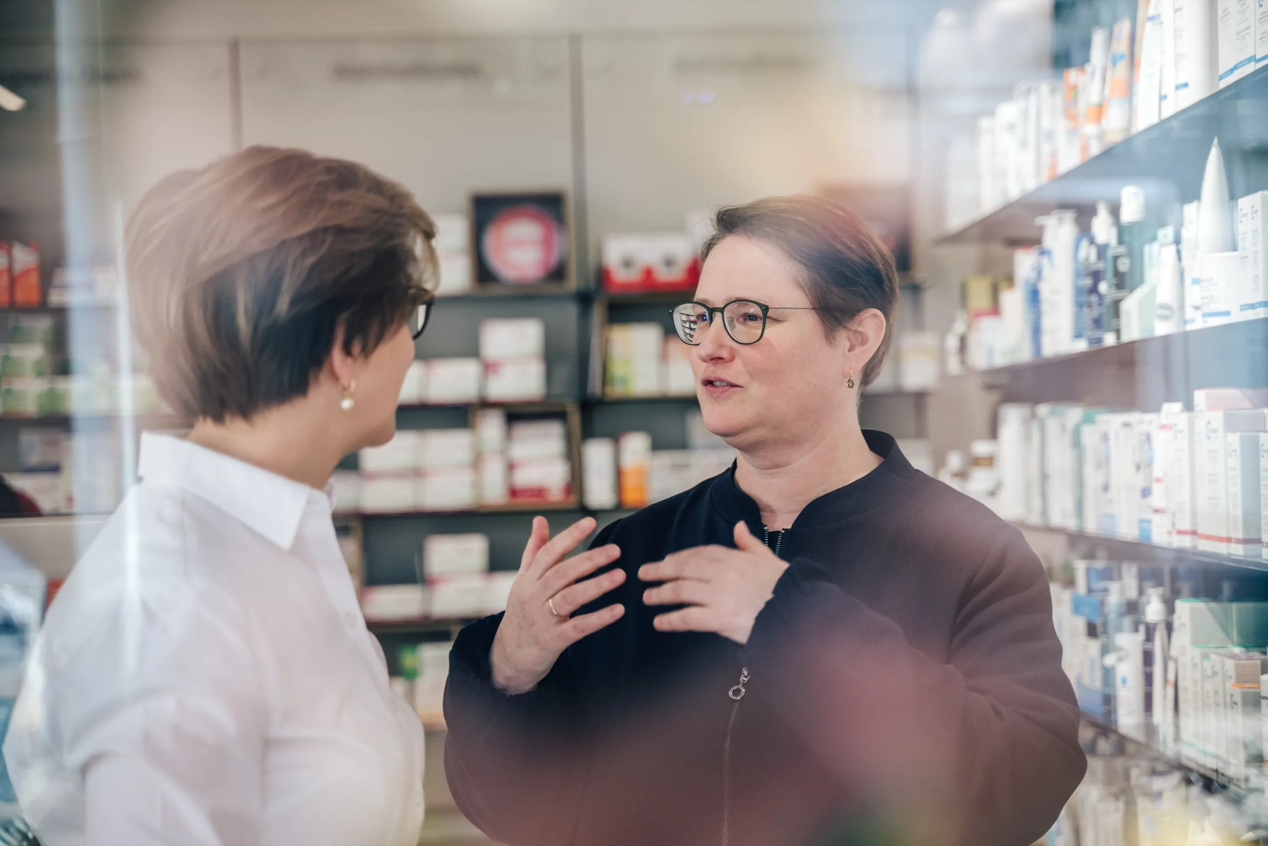 Dr. Ute Heeger im Gespräch in der Markt-Apotheke Landau