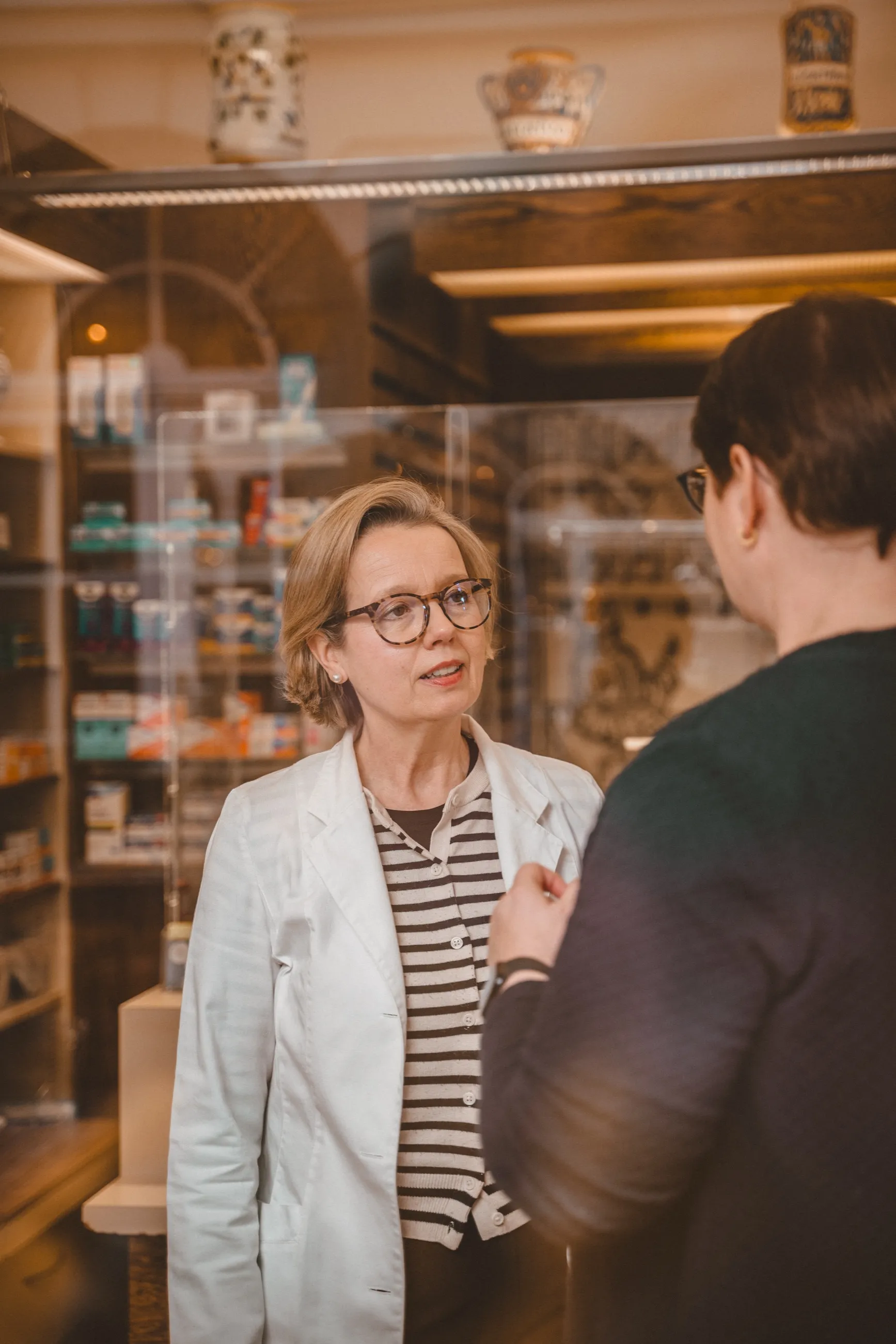 Dr. Ute Heeger im Gespräch mit einer Apothekerin in der Schwan-Apotheke